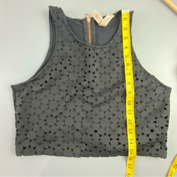 Bethany Mota black cropped laser cut sleeveless top wms sz large - Picture 9 of 10